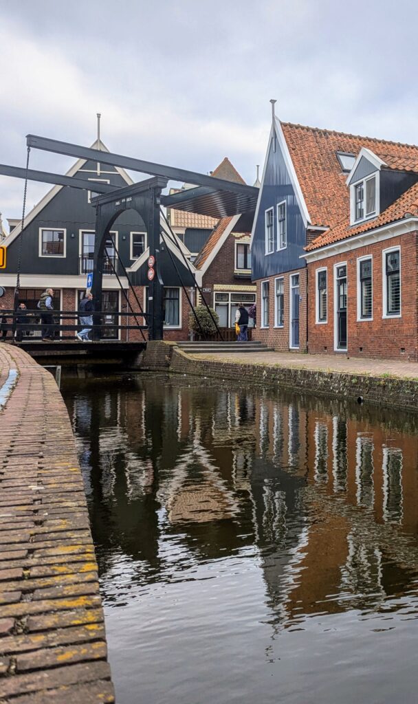 Historische Brücke in Volendam – Die Brücke zeigt an einem Schild die Höhe der Zuiderzee Sturmflut von 1916.