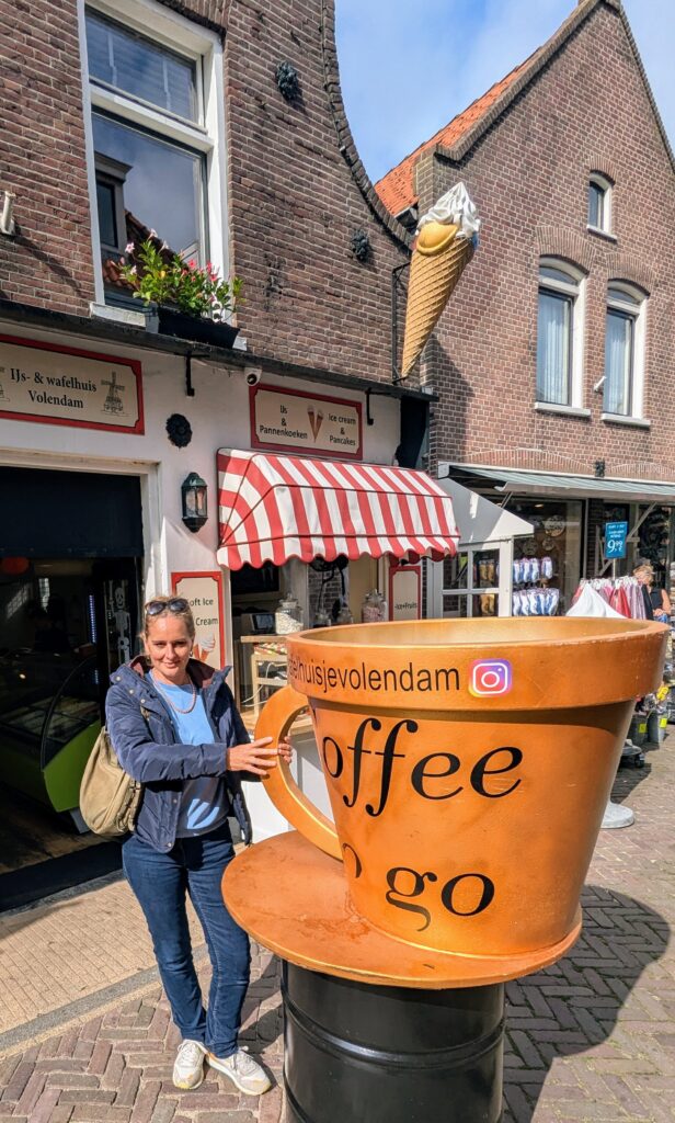 Instaspot in Volendam – Eine übergroße Kaffeetasse für das perfekte Foto