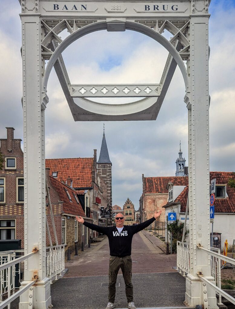 Edam-Vibes: Die historische Brücke in Edam wurde zur Bühne für meinen Mann 🕺