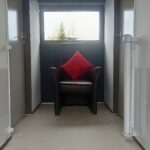 Flur im Ferienhaus bei Schoorl mit Homeoffice-Sessel und Treppenschutzgitter zu den Schlafräumen