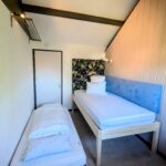Schlafzimmer im Ferienhaus bei Schoorl mit ausziehbarem Bett unter dem Hauptbett (1 x 2 m)