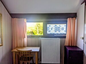 Schlafzimmer im Ferienhaus bei Schoorl mit Arbeitsplatz am Fenster – Tisch und Stuhl mit Tageslicht
