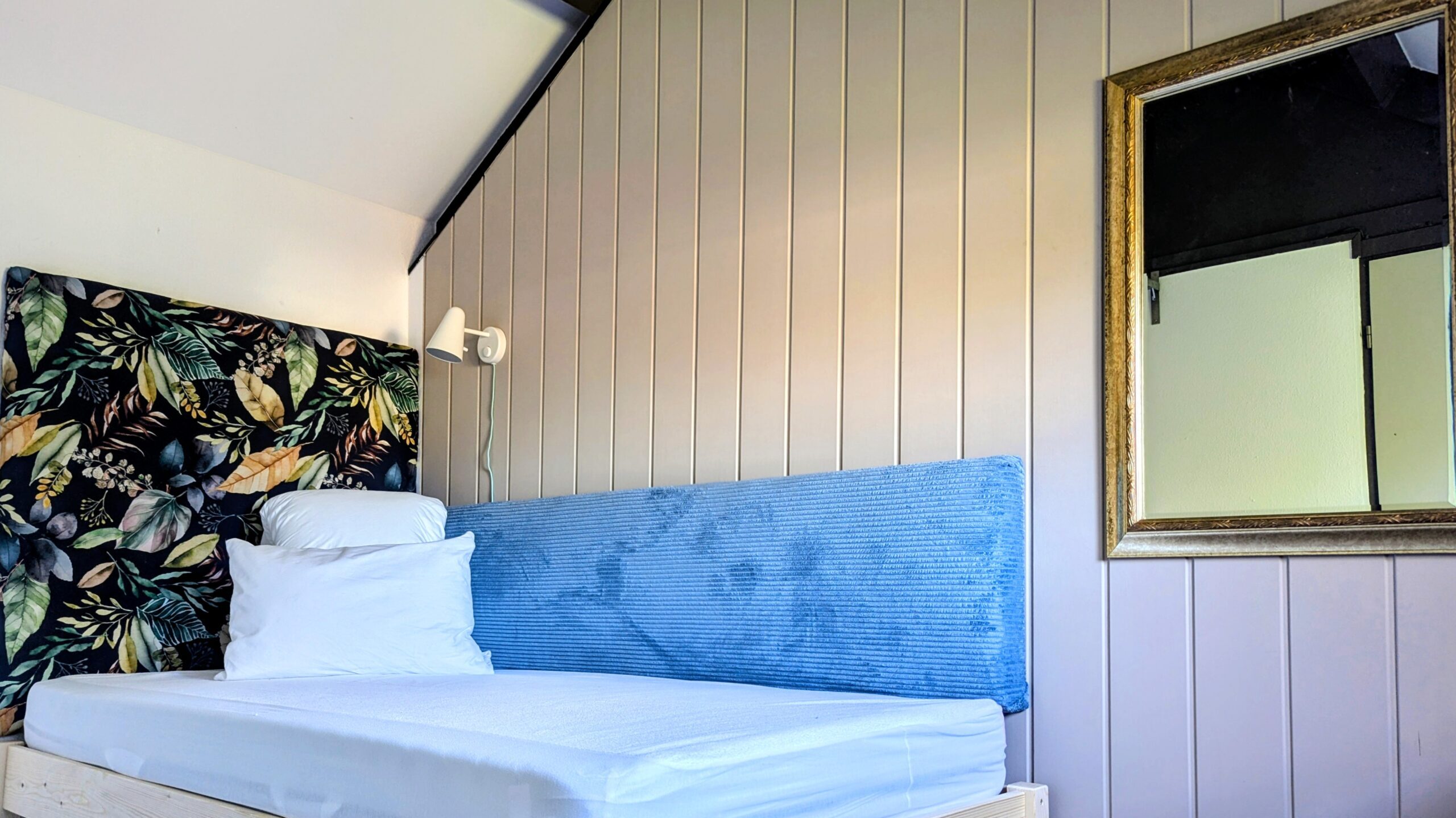 Flexibles Schlafkonzept im Schlafzimmer – großes Bett mit platzsparend eingeschobenem Zusatzbett